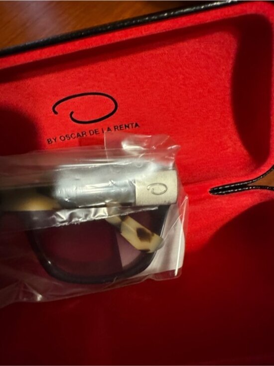 Oscar de la Renta Black Frame Sunglasses with Brown Gradient Lenses